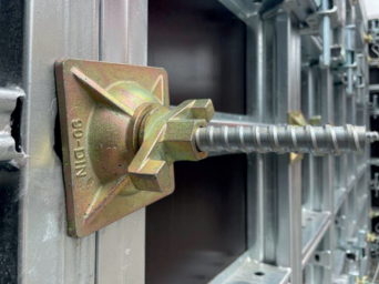 Znaczenie ściągów w deskowaniu ściennym